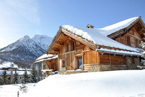 Chalet im Schnee in österreichischen Alpen
