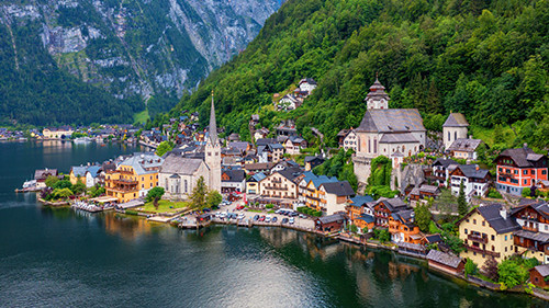 Österreich Dorf am See aus der Vogelperspektive