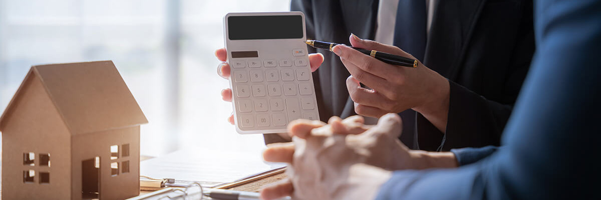 Personen unterschreiben Dokumente