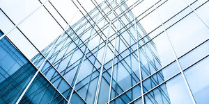 Modernes Glasgebäude mit spiegelnder Fassade