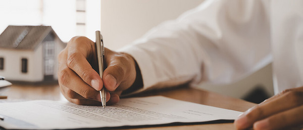 Dokument wird auf Tisch unterschrieben