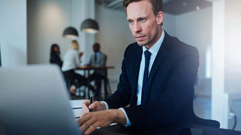 Ein Immobilienmakler nutzt die BETTERHOMES Maklersoftware