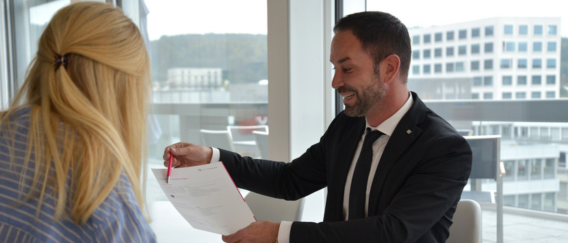 Makler erklärt Kundin ein Formular