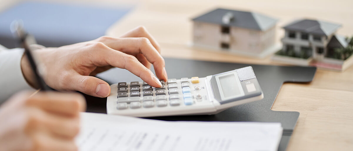 Paar erhält Schlüssel und lacht