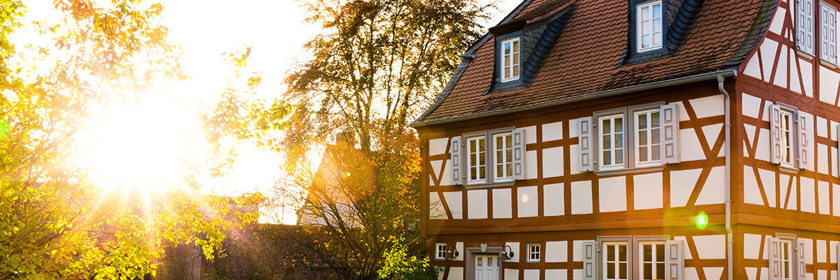 Altbau bei Sonnenschein