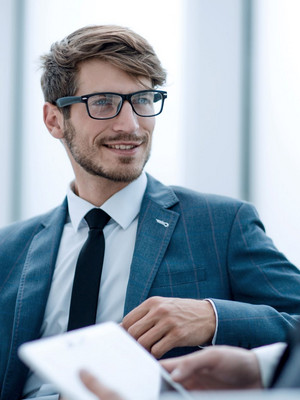 Makler mit Brille spricht mit einem Kollegen