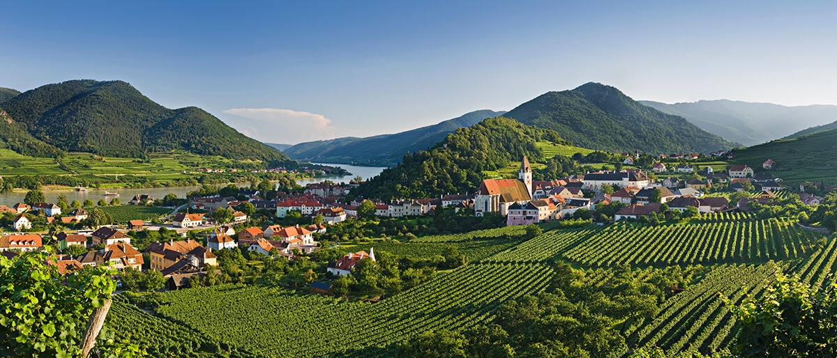Niederösterreich bei blauem Himmel und Sonne