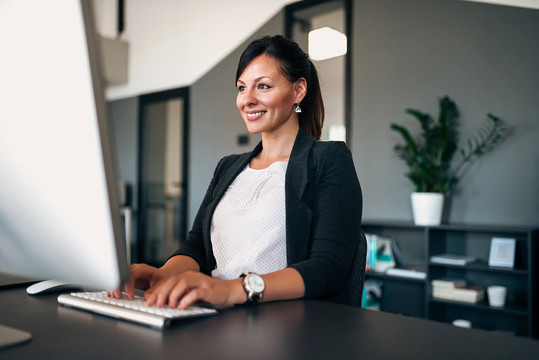 Eine Frau arbeitet am Computer