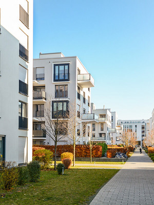 Wohnungssiedlung mit Balkon und blauem Himmel