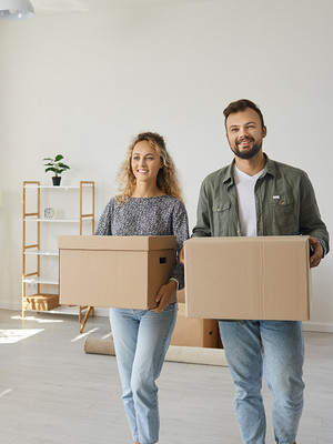 Paar mit Umzugsboxen in Wohnung