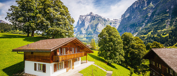 Chalet im Grünen bei blauem Himmel