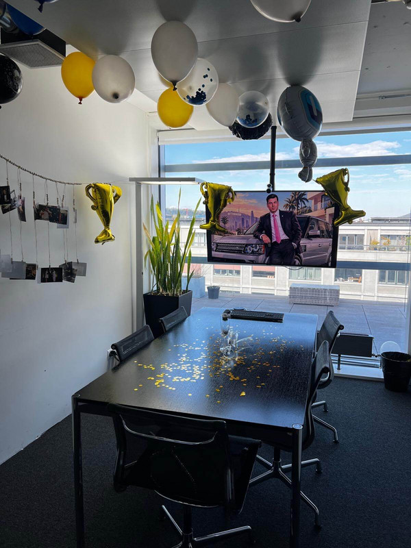 Dekorierter Raum mit Luftballons und Bilder