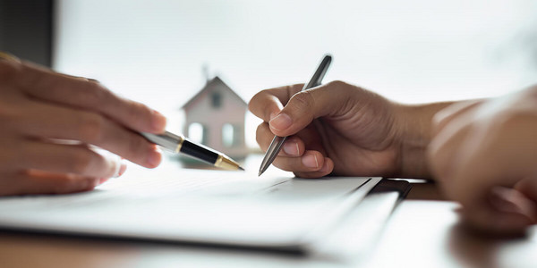 Personen unterschreiben Dokumente