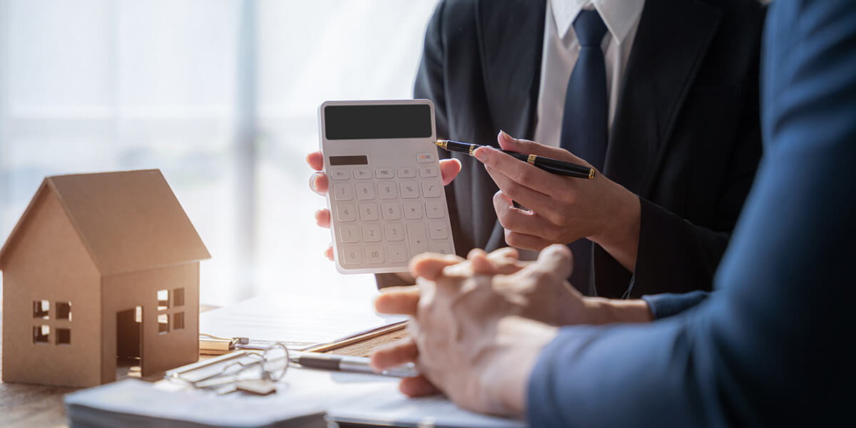 Personen unterschreiben Dokumente